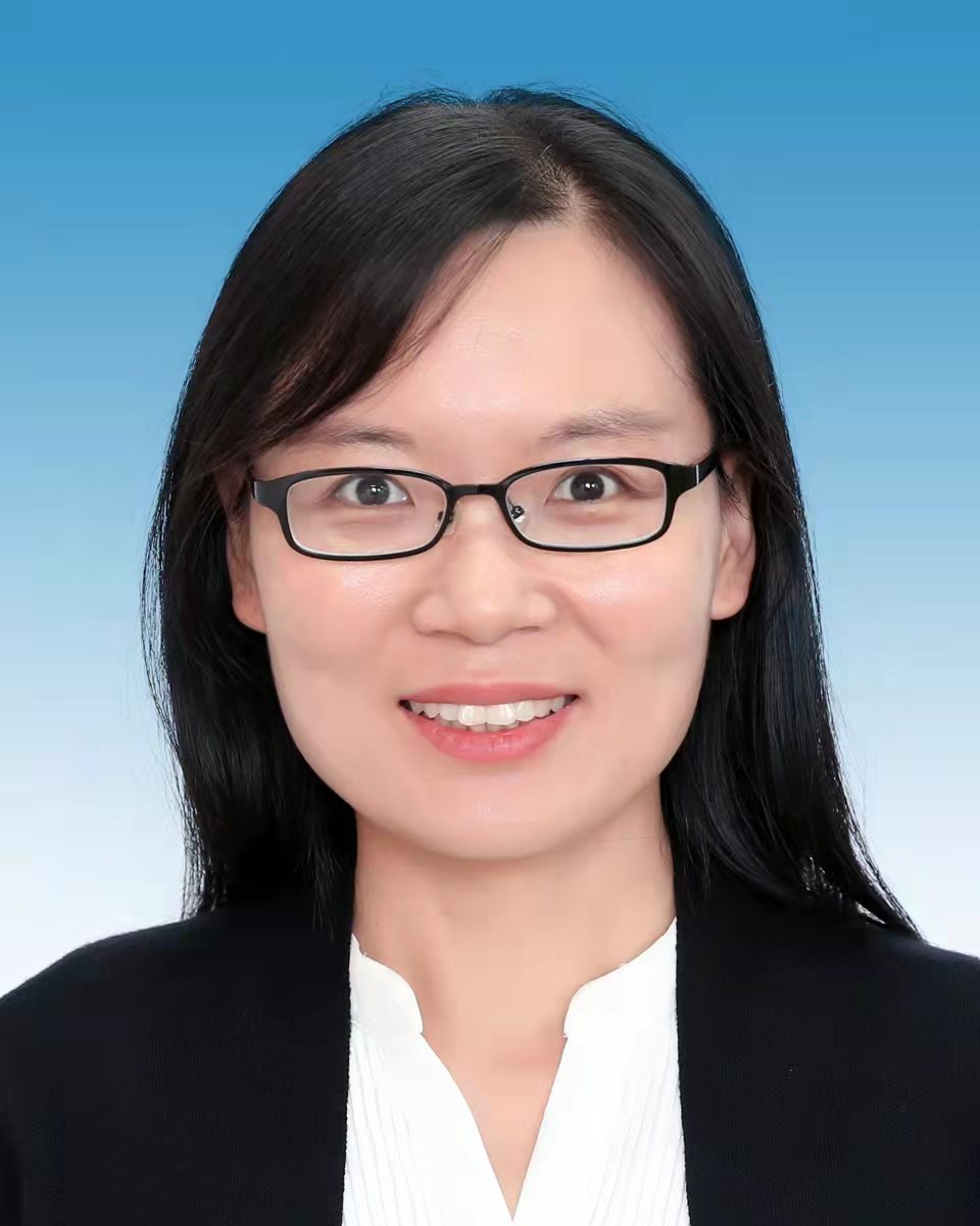 戴着眼镜的女人在微笑描述已自动生成